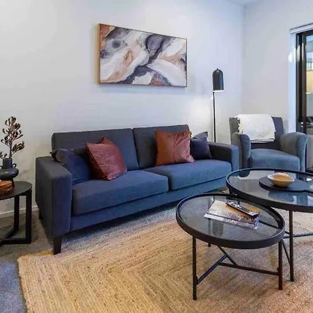 4 Minutes Walk To Riverside Market!4Bed 4 Bath